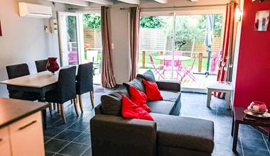 Séjour, vue terrasse - Gîte Rouge Cerise