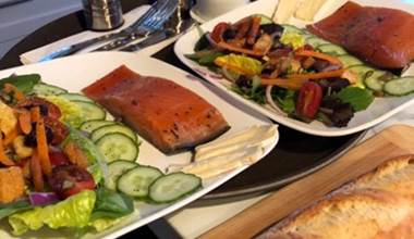 Assiette de saumon avec salade