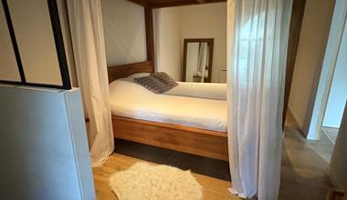 suite-parentale-baldaquin-la-julienne-bournezeau-vendee-romantique-nature.jpg