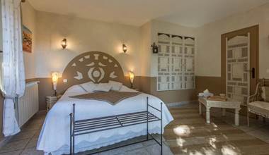 MAS-DE-FONCAUDETTE-Chambre-Quadruple-Paneloux-La-Chambre