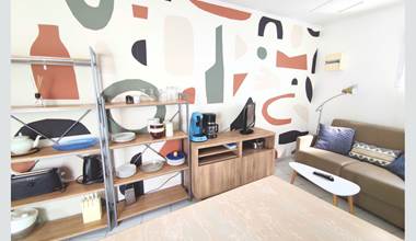 Maison Réthaise 2 – Séjour cosy et graphique Ambiance contemporaine dans un espace bien agencé, parfait pour savourer des moments de détente en centre-ville.