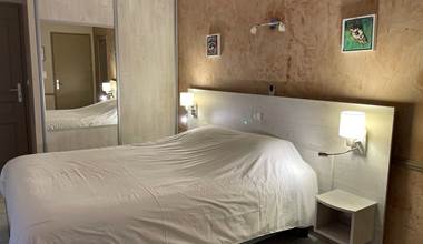 Chambres 103 hotel les peupliers loriol du comtat