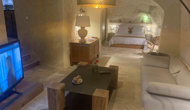 salon-gite-troglodyte-jacuzzi-privatif-couple-touraine