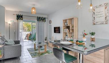 Salon et coin repas de l’appartement Bambou à Hell-Bourg, meublé de tourisme à Salazie, La Réunion.