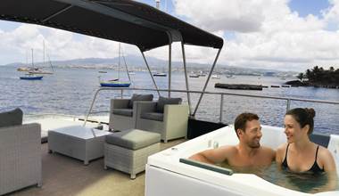 Un couple profite-d'un-bain-à-bulles-avec-vue-360