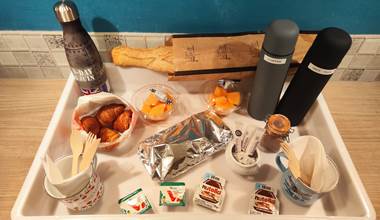 le-sherman-petit-déjeuner-yaourt-fait-maison-jus-d-orange-plaisir-du-matin-livraison-baguette-viennoiserie