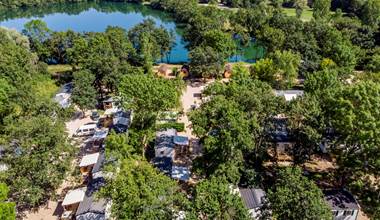 LesVoilesDeLaives-enfamille-avecenfants-chambre-bungalow-insolite-original-boismassif-couple-confort-snack-burger-repas-boire-manger-campingcar-terrasse-vue-lac-camping-vacances-weekend-booking-airbnb-lac-baignade-bourgogne-saônetloire-laives-tournus-chalonsursaône-tonneau-vin-routedesvins-71-tourisme-organisationévènementielle-A6