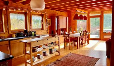 LES CHALETS DU ROCHER - Nid de la Bergeronnette - Gîte Séquoia - Espace repas
