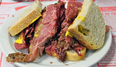 1280px-Schwartz_smoked_meat_montreal