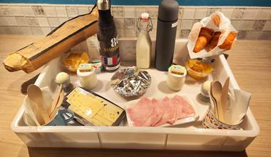petit-déjeuner-complet-le-sherman-sucré-salé-oeuf-dur-jambon-gruyère-yaourt-maison-beurre-d-isigny-lait-café-thé-chocolat-baguette-croissant-pain-au-chocolat-fruit-