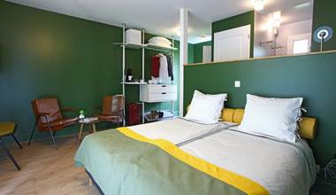 Chambre-double-classique-verte-Hotel-Lodge-La-Petite-Couronne