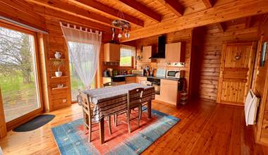 LES CHALETS DU ROCHER - Nid de la Bergeronnette - Gîte Mélèze - Pièce de vie