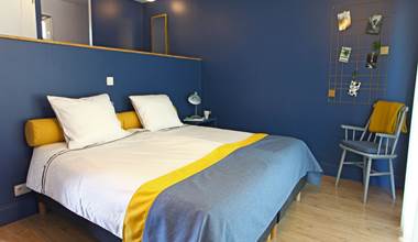 Chambre-double-classique-bleu-Hotel-Lodge-La-Petite-Couronne