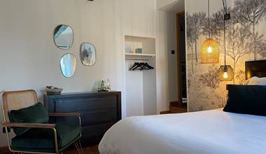 Chambre lumineuse avec vue sur le parc