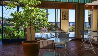 hotel-ambeille-patio-vue-sur-collioure-et-la-mer