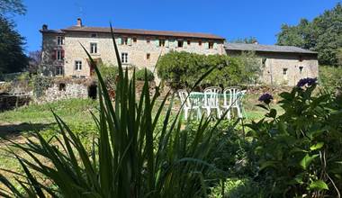 Le bâtiment et sa pièce d'herbe