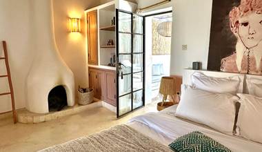 Baoussala, Suite Warda - Chambre principale. Un coin cheminée vous offre la possibilité de réchauffer vos soirée d'un feu dont vous profiterez depuis votre lit!