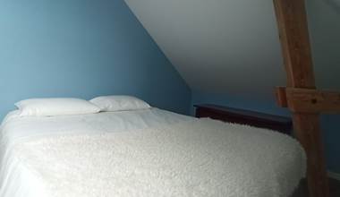 Chambre avec 1 lit double et 2 lits simples