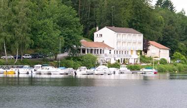 hotel-la-caravelle-facade-peyrat-le-chateau-420871
