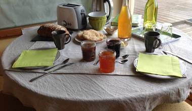 Petit-déjeuner de produits de terroir ou faits maison, thés et café équitables