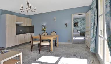 Gîte Junior Suite Gentilhommière 24 - 25 cuisine séjour et canapé-lit 2 couchages - balcon vue parc