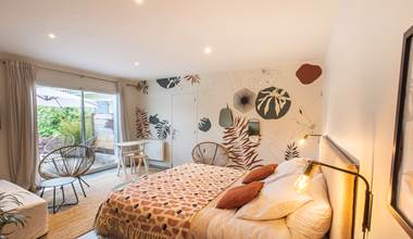 La décoration du mur peinte à la main donne une touche chaleureuse et unique à la chambre Ressource