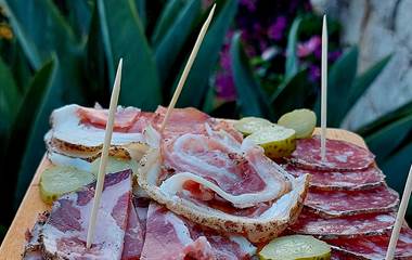 charcuterie-artisanale-michel-oppo-domaine-cardu.jpg