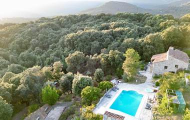Vue aérienne du Domaine Cardu, maison d'hôtes de charme nichée dans la nature en Corse du Sud.