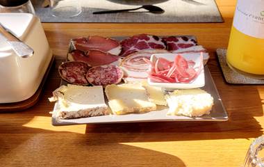 petit-dejeuner-sale-charcuterie-fromage-corse.jpg