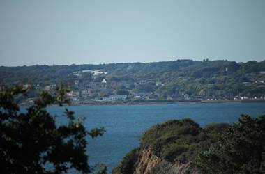 La côte est extrêmement découpées, vue d'ici, au delà du bras de mer, la presqu'ile de Plougastel-Daoulas