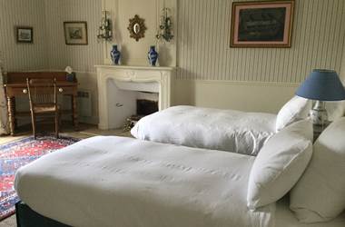 Chambre "Valois", contiguëe à la "bleue", vue sur le parc