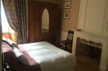 Chambre cosy de 16m2 donnant sur le côté de la maison
