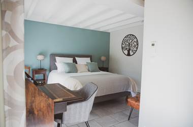 La chambre Tilleul, avec sa vue sur le parc, est l'endroit idéal pour se détendre et profiter du calme de la nature..