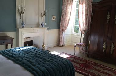 chambre "bleue", avec 2 fenêtres, vue sur le parc et les séquoias