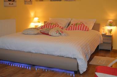 Chambre Rose Garden et son lit queen size avec led.