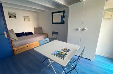 Espace salon séjour avec 1 lit gigogne formant un lit de 180cm et servant de canapé