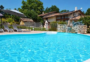Piscine, cascade et transats gris