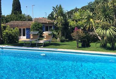 coin piscine maison bleue