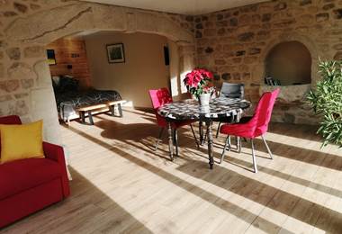 La chambre, le canapé et le coin repas