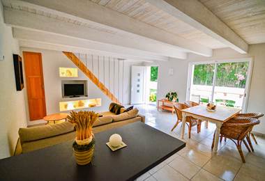Séjour, vue terrasse - Gîte Blanc Coton