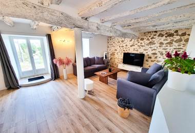 salon-cosy-murs-pierre-gite-le-cottage-location-lauragaise.jpg