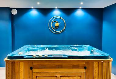 Jacuzzi en bois dans l’espace spa privatif Le Magnolia