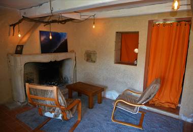 Le salon, frais l'été, vous offre un foyer durant la saison d'hiver dans le Jura