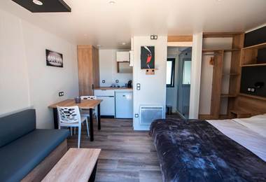 camping-vacances-bungalow-booking-airbnb-en famille-avec enfant-lac-burger-couple-insolite-a boire-a manger-vue-bourogne-route des vins-tourisme-confort-repas-terrasse-camping car-famille-enfants-visites-activités-france-autoroute-reserver-planifier-organiser-baignade-pêche-découverte