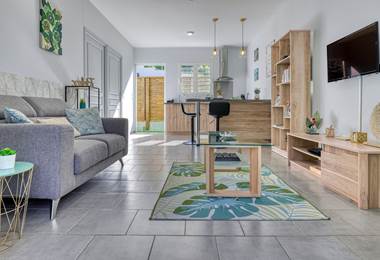 Appartement Chouchou à Hell-Bourg, avec un salon confortable, un coin repas convivial et une cuisine moderne ouverte, idéal pour un séjour à Salazie, La Réunion.