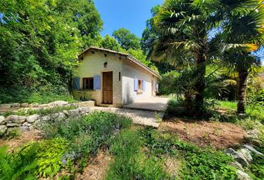gite-volets-bleus-jardin-lavande-salamandre-lauzerte-quercy-blanc