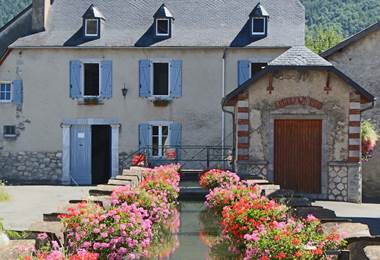Le Moulin en été et le canal fleuri