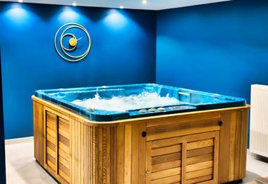 Jacuzzi privatif en bois dans spa intimiste – Spa Le Magnolia
