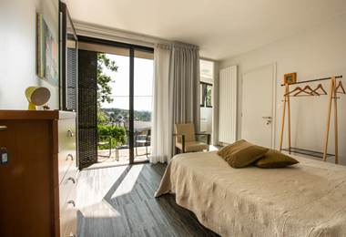 Chambre Indigo - vue sur la terrasse © Malika Turin