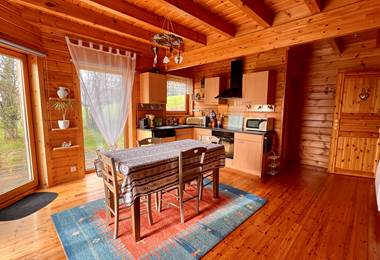 LES CHALETS DU ROCHER - Nid de la Bergeronnette - Gîte Mélèze - Pièce de vie